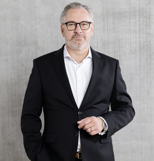 Detlef N﻿euhaus wurde im September 2010 in den Vorstand der Solarwatt AG berufen und war von Juni 2012 bis Januar 2013 Vorstandsvorsitzender. Seit der Umwandlung in eine GmbH im Januar 2013 ist er geschäftsführender Gesellschafter und CEO der Solarwatt GmbH. In dieser Funktion verantwortet er die Ressorts Vertrieb, Marketing und das Produktmanagement. Er wurde 1965 in Hagen geboren und studierte – nach einer technischen Lehre – Maschinenbau an der Fachhochschule Hagen/Iserlohn. Seine berufliche Laufbahn begann Neuhaus bei der Rehau AG. Nach dem Wechsel zur Vaillant Group übernahm er verschiedene Positionen im Management in Deutschland, Frankreich und England. Vor seinem Eintritt bei Solarwatt verantwortete er als Mitglied des Verwaltungsrates alle Vertriebs- und Marketingaktivitäten der Viessmann Gruppe.