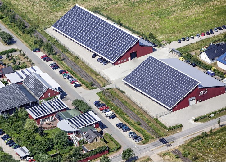 Die Zentrale von EWS aus der Luft: Hier befinden sich große Lager für Module, Wechselrichter, Montageteile und Speichersysteme.