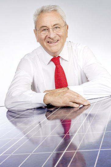 Udo Möhrstedt  hat IBC Solar im Jahr 1982 gegründet, als International Battery Consulting. Eines der ersten Büros befand sich über einem Fahrradgeschäft in Bad Staffelstein, wo sich auch heute noch der Firmensitz befindet. Später füllte seine Firma immer mehr Räume, baute an, überdachte den Innenhof. Mittlerweile hat der Physiker schon ein halbes Jahrhundert Photovoltaik gesehen. Nach dem Studium in Münster und Gießen hatte sich Möhrstedt erste Sporen als Leiter des Bereichs Anwendungstechnik beim Batteriefabrikanten Varta verdient. Danach wechselte er zur Firma Moll Akkumulatoren. Heute gehört IBC Solar zu den führenden Mittelständlern in Bayern. Drei Mal wurde die Firma unter „Bayerns Best 50“ gekürt.