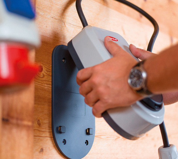 Den Wattpilot von Fronius gibt es als fest installiertes Gerät und auch zum Mitnehmen. - © Foto: Fronius Den Wattpilot von Fronius gibt es als fest installiertes Gerät und auch zum Mitnehmen.