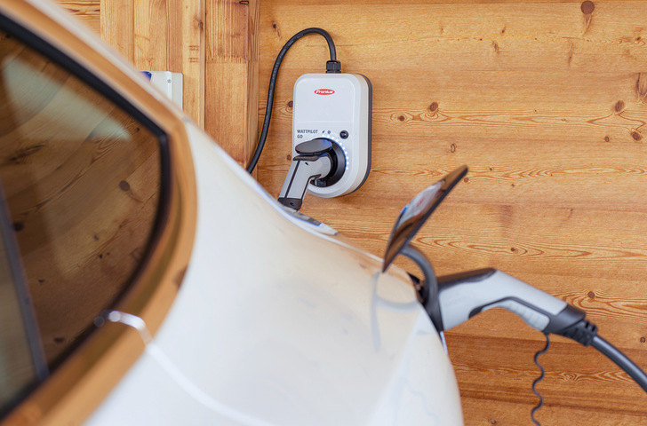 Mit dem Wattpilot sind Sie sowohl mit als auch ohne eigene ­PV-Anlage besonders kostengünstig unterwegs.