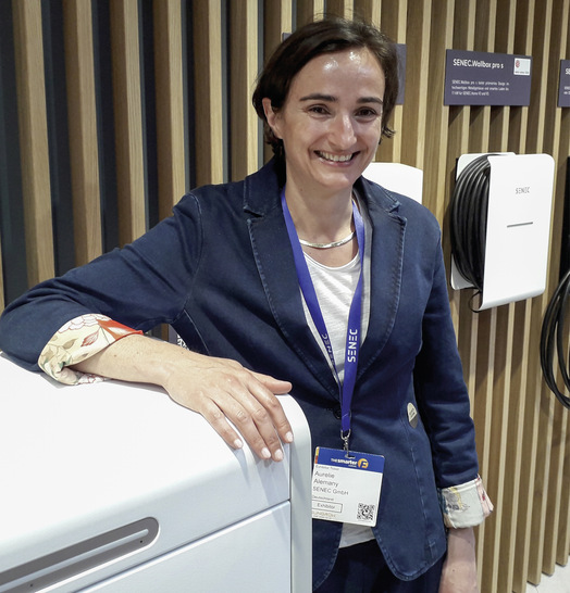 Aurélie Alemany ist,  CEO von Senec. Stolz präsentiert sie den neuen Heimspeicher Senec Home 4.