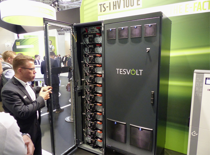 Produktmanager Christian Löffler führt die neue E-Serie von Tesvolt vor.