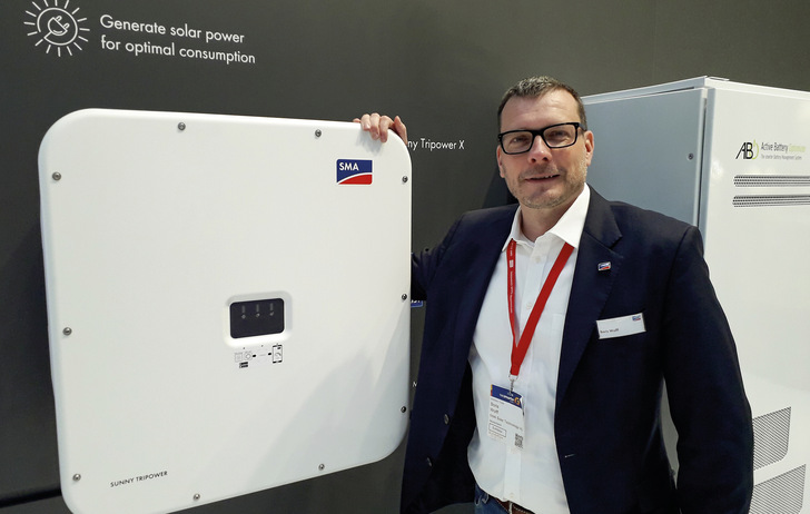 Boris Wolff leitet den Verkauf bei SMA. Hier präsentiert er den neuen Sunny Tripower X, der Funktionen des Energiemanagements integriert.
