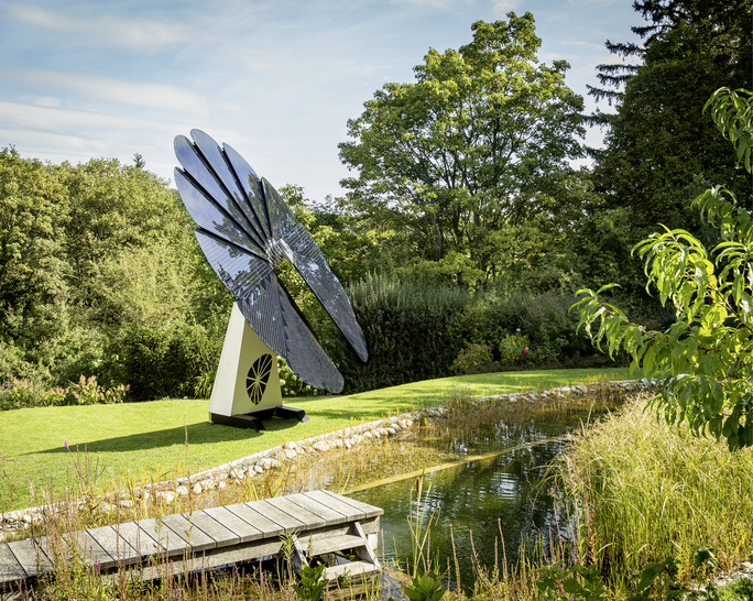 Die Solarblume folgt dem Sonnenverlauf und kann die Flügelpaneele entsprechend ausrichten.