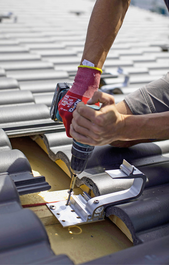 Hat der Dachhaken zunehmend ausgedient auf dem Ziegeldach? Immer mehr Anbieter nehmen auch Blechersatzziegel ins Portfolio auf.