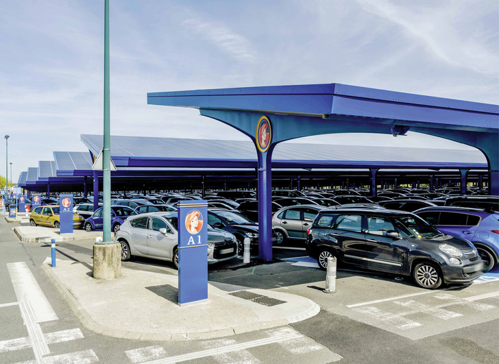 Der erste Teil der solaren Überdachung des Parkplatzes in Disneyland Paris ist schon fertiggestellt.