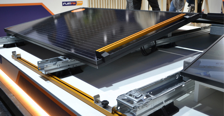 Beim Flatfix Wave von Esdec ist alles vormontiert in den Grundschienen versteckt. Der Handwerker muss nur noch die Modulstützen nach oben klappen.