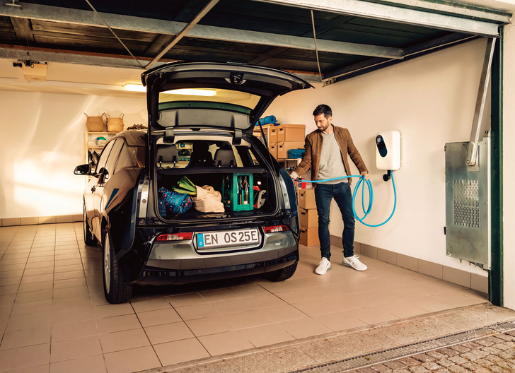 Viele Hauseigentümer schaffen sich große Solaranlagen an, um ihr Elektroauto mit dem Sonnenstrom zu laden. Das Ladesystem muss aber zum Generator passen.