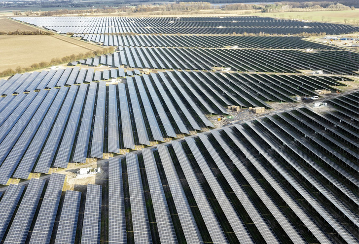 Deutsche Energieversorger bauen immer mehr Solaranlagen im In- und Ausland. Hier der neue Solarpark Gottesgabe in Brandenburg.