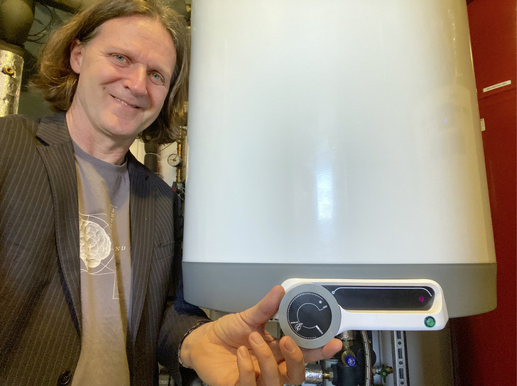 Professor Timo Leukefeld mit dem neuen Autarkie-Boiler.