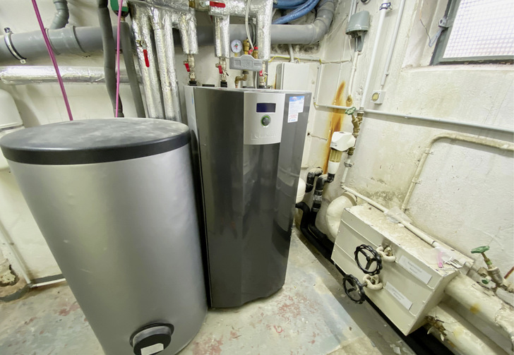 Wärmepumpe und Pufferspeicher kompakt im Heizkeller installiert.