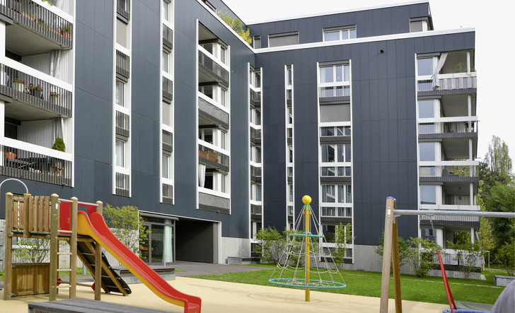 Leicht wie ein Textilstoff: Trotz der dunklen Farbe der -Solarfassade wirkt der Neubau in Allschwil aufgelockert.