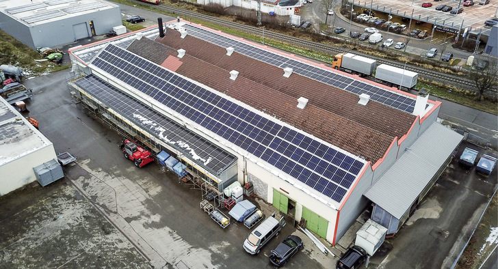 Solardach einer Gewerbeimmobilie in Spaichingen, durch Gorfion Green Energy finanziert, geplant und mit regionalen Partnern installiert.