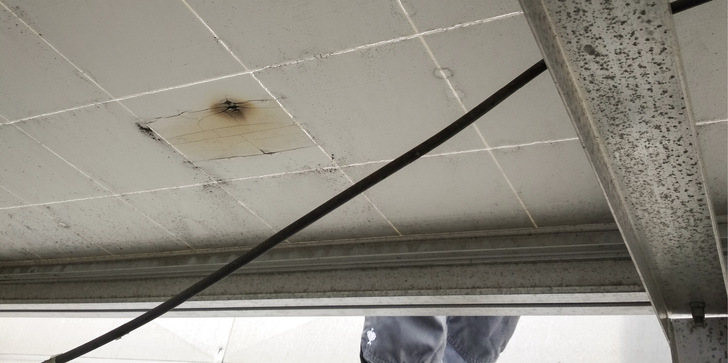 Hier kann man sehr gut erkennen, dass die mangelhafte Folie das Modul unbrauchbar macht.