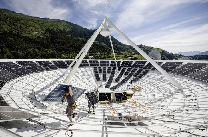 Guter Ausblick: Rechenzentrum und Satellitenschüssel liegen über der Nebelgrenze.