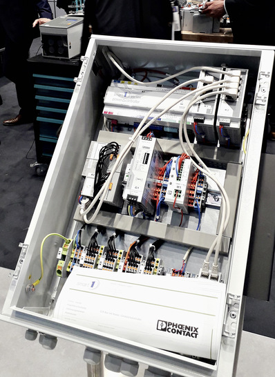 Phoenix Contact bietet innovative DC-Technik für Solarparks an. Hier der zertifizierte EZA-Regler auf der Intersolar im Juni 2022.