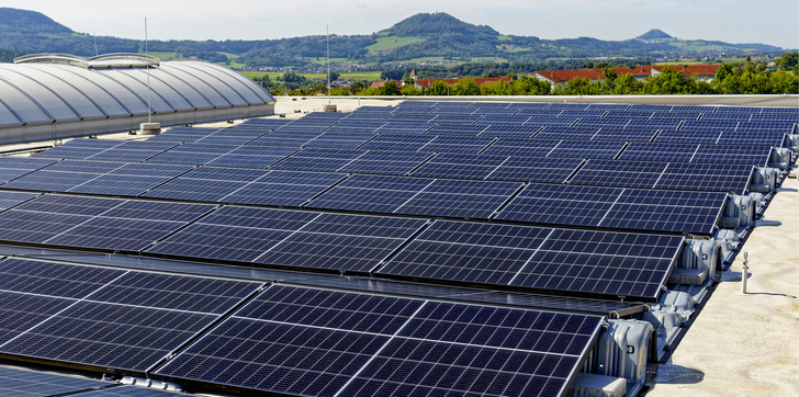 Das neue System von Voestalpine ist schnell aufgebaut. Es eignet sich vor allem für große Dächer mit wenigen Störflächen.