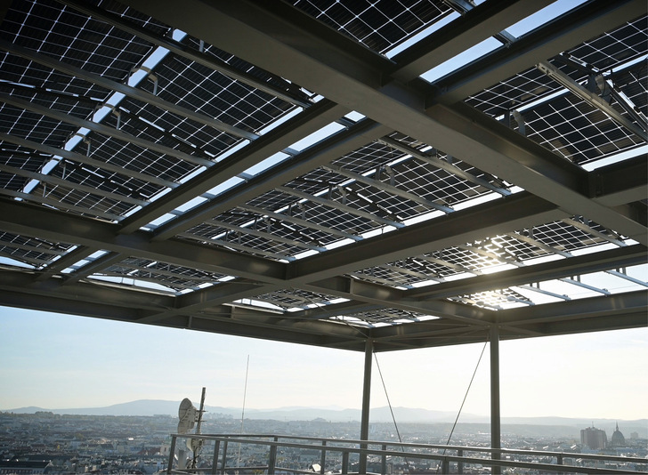Je größer der Abstand der bifazialen Module von der Dachhaut ist, desto höher ist der Ertrag der Rückseite. Hier eine Anlage auf einer Sonderkonstruktion auf dem Haus des Meeres in Wien.