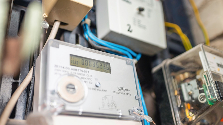 Smart Meter verfügen über Kommunikationseinrichtungen, die den gemessenen Energieverbrauch in Echtzeit weitergeben können. Die Informationen können gesammelt, weiterverarbeitet und ausgewertet werden.