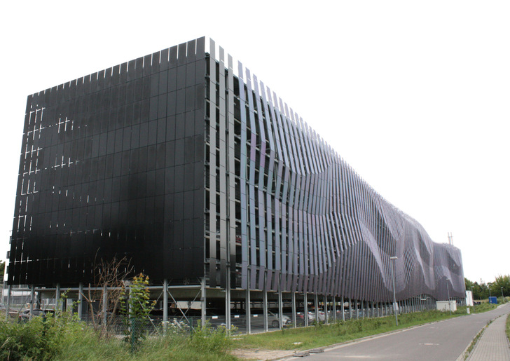 Die Fassade zur B6 wurde geschwungen gestaltet, der Giebel gen Westen mit schwarzen Modulen verkleidet.