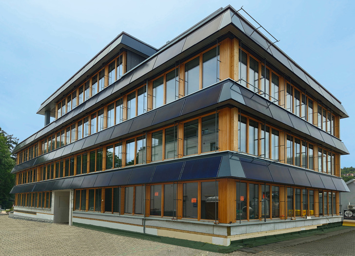 Der Neubau des Bürogebäudes zeichnet sich durch klare Linien aus. Holz und Glas dominieren die Optik.