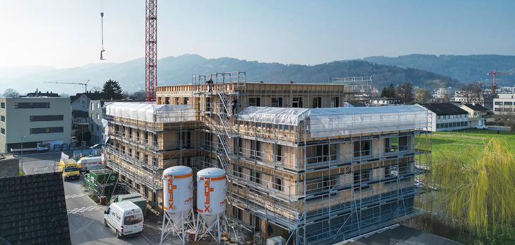 Laut Projektleitung ein Treibhausgasspeicher: Im schweizerischen Widnau entstand ein Gebäude unter Einsatz von Hanfbeton und Verwendung von wiederaufbereiteten Bauteilen.