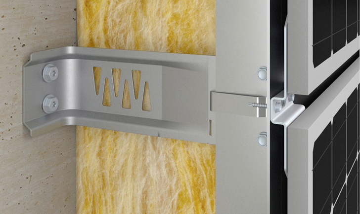 Neue PV-Clips zur Platzierung am Rand oder in der Feldmitte der PV-Module inklusive der Schiebemutter FSMN M8 R garantieren Montagefreundlichkeit, Effizienz, Sicherheit und hochwertige Optik.