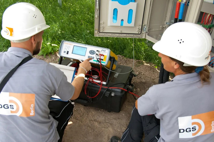 Mitarbeitende der Deutschen Gesellschaft für Sonnenenergie untersuchen die elektrischen Eigenschaften einer Photovoltaikanlage. Ihre Praxiskenntnisse sind in die Wissensplattform pv-wissen.de eingeflossen.