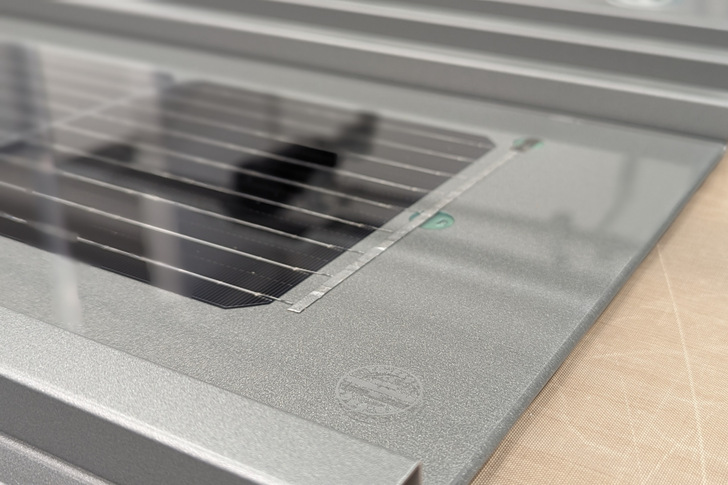 Das erste umgesetzte AluPV-Konzept stellt eine Kombination aus Designelement und flachem PV-Streifenelement aus Aluminium-Profilen dar.