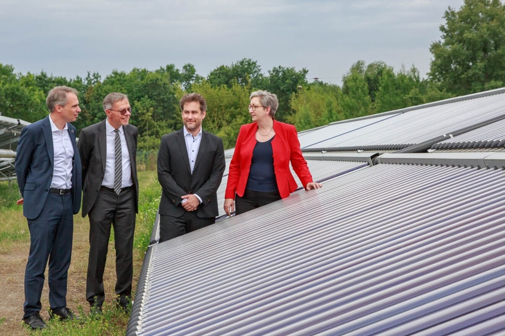 Von links: Solarverbandschef Carsten Körnig, Potsdams Bürgermeister Burkhard Exner und Firmenchef Moritz Ritter von Ritter Energie- und Umwelttechnik diskutieren mit Bundesbauministerin Klara Geywitz die Chancen der Solarthermie in Wärmenetzen.