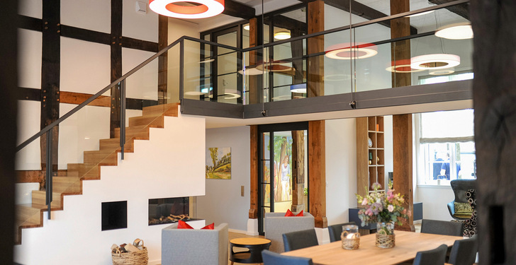 Ein ehemaliger Bauernhof in Fachwerkbauweise in der westfälischen Gemeinde Rietberg wurde mit dem Baustoff Lehm zum Heim für Demenzkranke umgestaltet, wo immer möglich unter Erhalt der ursprünglichen Bausubstanz.