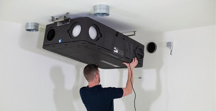 Jede Version des Flux+Flat weist dasselbe Gehäuse in der Größe von 118 × 74,5 × 30 cm und mit nur 25 kg Gewicht auf. Es lässt sich entweder an der Decke oder an der Wand anbringen.