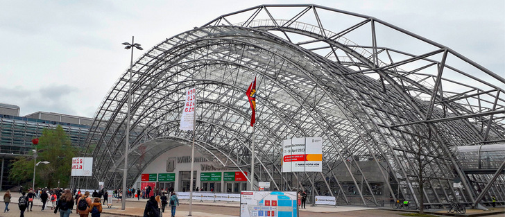 Der Messeplatz Leipzig bietet moderne Ausstellungshallen.
