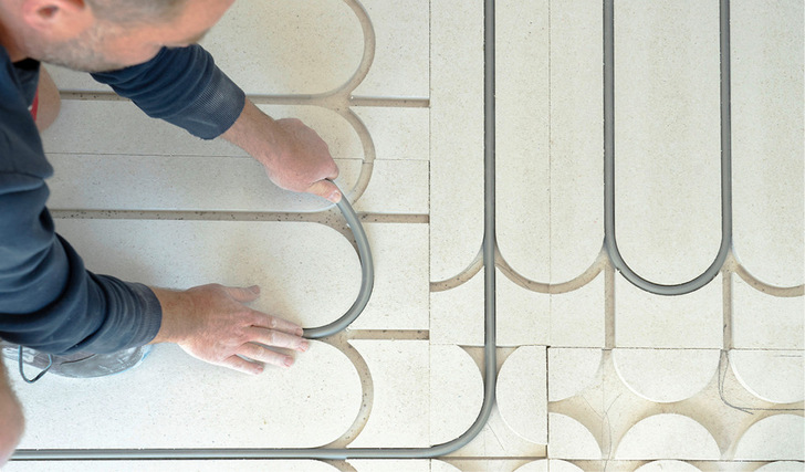 Die Trockenestrichelemente Fermacell Therm 25 sind mit einem Format von 1.000 × 500 mm gut zu handhaben.