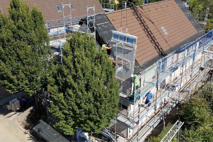 Im August 2024 startete die Wohnungsgenossenschaft BWB Düsseldorf die serielle Sanierung der Lönssiedlung – ein Quartier mit 338 Wohneinheiten, die sich auf 40 Gebäude verteilen.