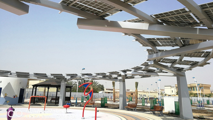 Schattenspender Solaranlage: Solche Systeme sind nur ein Beispiel der vielfältigen Möglichkeiten, die urbane Photovoltaik für die Energiewende in den Städten bieten.