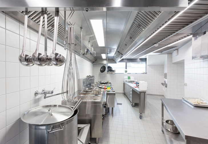 In gewerblichen Küchen muss die Raumlufttemperatur mindestens 18 Grad Celsius betragen und darf im Rahmen des betrieblich Möglichen 26 Grad Celsius nicht überschreiten. Mit Wärmerückgewinnung und einer zusätzlichen Wärmepumpe kann die Zuluft temperiert werden.