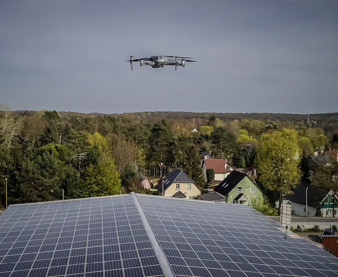 Drohnen sind ein erster Ansatz, um den Bedarf an Personal bei der ­Planung und beim Betrieb von Solaranlagen zu reduzieren.