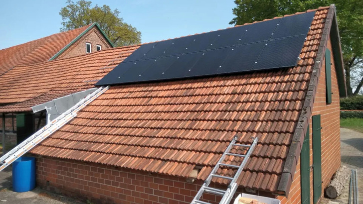 Mit dieser Solaranlage fing es an. Später kamen noch weitere Module hinzu. Der Überschuss fließt in die Wärme.