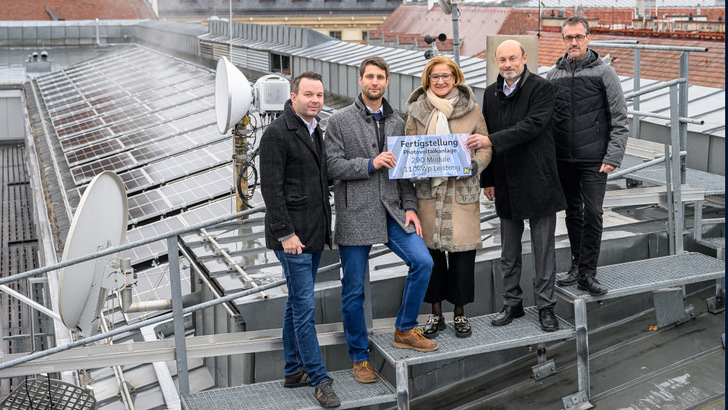 Die Landeshauptfrau Johanna Mikl-Leitner (Mitte) hat zusammen mit Christoph Reiter-Havlicek, Leiter der Gebäudeverwaltung des Landes Niederösterreich, Felix Haselbacher, Geschäftsfüphrer von ITB, Karl Dorninger, Projektleiter im Land, und Christian Baumgartner, Projektleiter bei ITB, die Sonnenstromproduktion auf dem Dach des Palais in Wien gestartet.