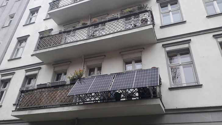 Die Leistung für Balkonmosule ist gedeckelt. Wer mehr Platz hat, kann den Sonnenstrom auch in die Wärme schieben.