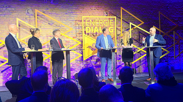 Talk auf dem Euref-Campus (v.l.): BMWK-Staatssekretär Nimmermann, NRW-Vizeministerpräsidentin Neubaur, BEE-Geschäftsführer Axthelm, VBG-Präsident Linke und Enertrag-Vorstandsmitglied Bendzulla lauschen Schoenergie-CEO Schöller.