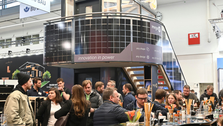 Das Interesse an der Photovoltaik auf der Bau 2025 war groß. Auch auf dem Stand von Megasol, wo das Unternehmen unter anderem die gebogenen kristallinen Module gezeigt hat.