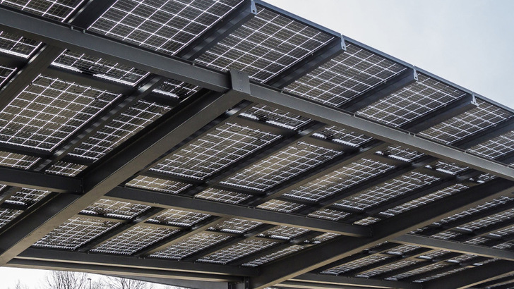 Die Module schützen nicht nur die Autos der Besucher des Erlebnisbades, sondern liefern auch noch Strom für dessen Energieversorgung.