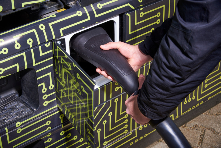 Mercedes-Benz Trucks durchbricht Schallmauer von einem Megawatt Leistung beim Laden von E-LKW.