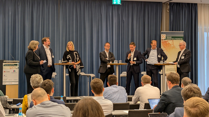 Auf dem Podium: Anke Hüneburg (ZVEI), Sebastian Winter (WEMAG Netz), Julie Bürkle-Weiss (badova Netze), Klaus Müller (Bundesnetzagentur), Marco Nix 50 Hertz), Philipp Godron (Agora Energiewende, Oliver Franz (E.ON) (von links nach rechts).