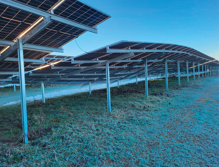 Erst hat es heftig geregnet und danach geschneit: Der schwere Schnee hat die Montagepfosten dieser Anlage im Dezember 2023 in den aufgeweichten Boden sinken lassen.