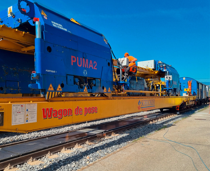 Die Maschine verlegt automatisch Module ins Gleisbett.