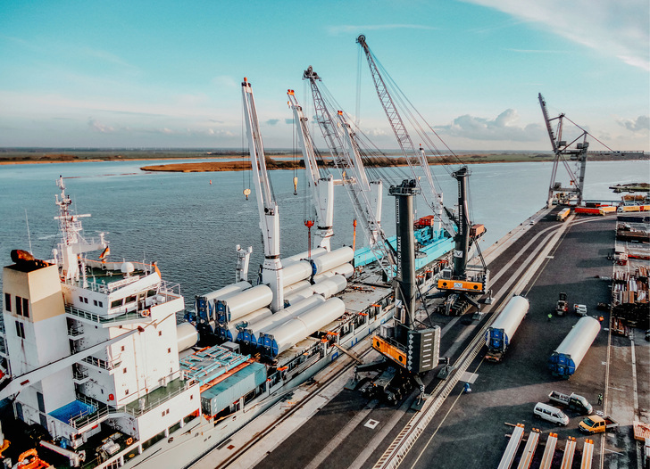 Niedersachsenkai Brake - Verladung von Turmteilen